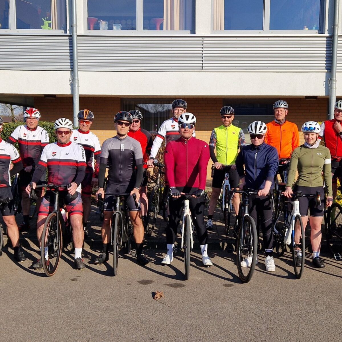 Rennradfahrer von RV Etelsen vor dem Start