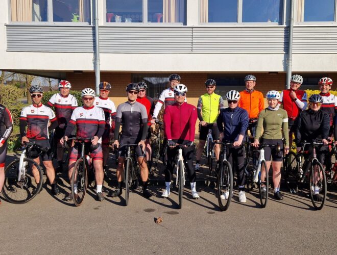 Rennradfahrer von RV Etelsen vor dem Start