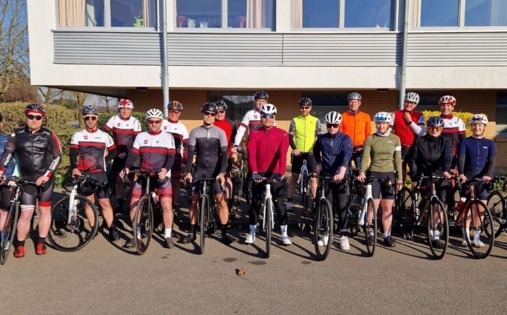 Rennradfahrer von RV Etelsen vor dem Start
