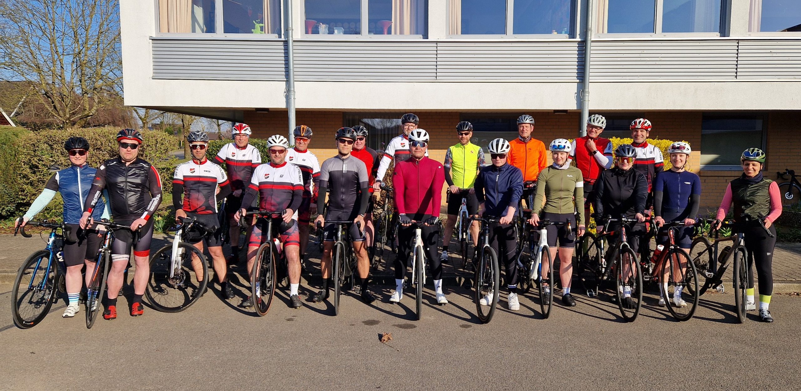 20250402 Rennradfahrer von RV Etelsen vor dem Start