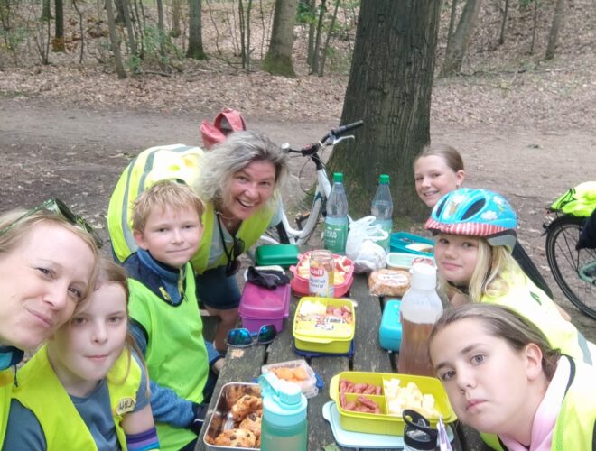 Kinder beim Picknick