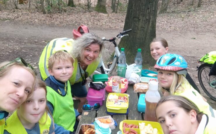 Kinder beim Picknick