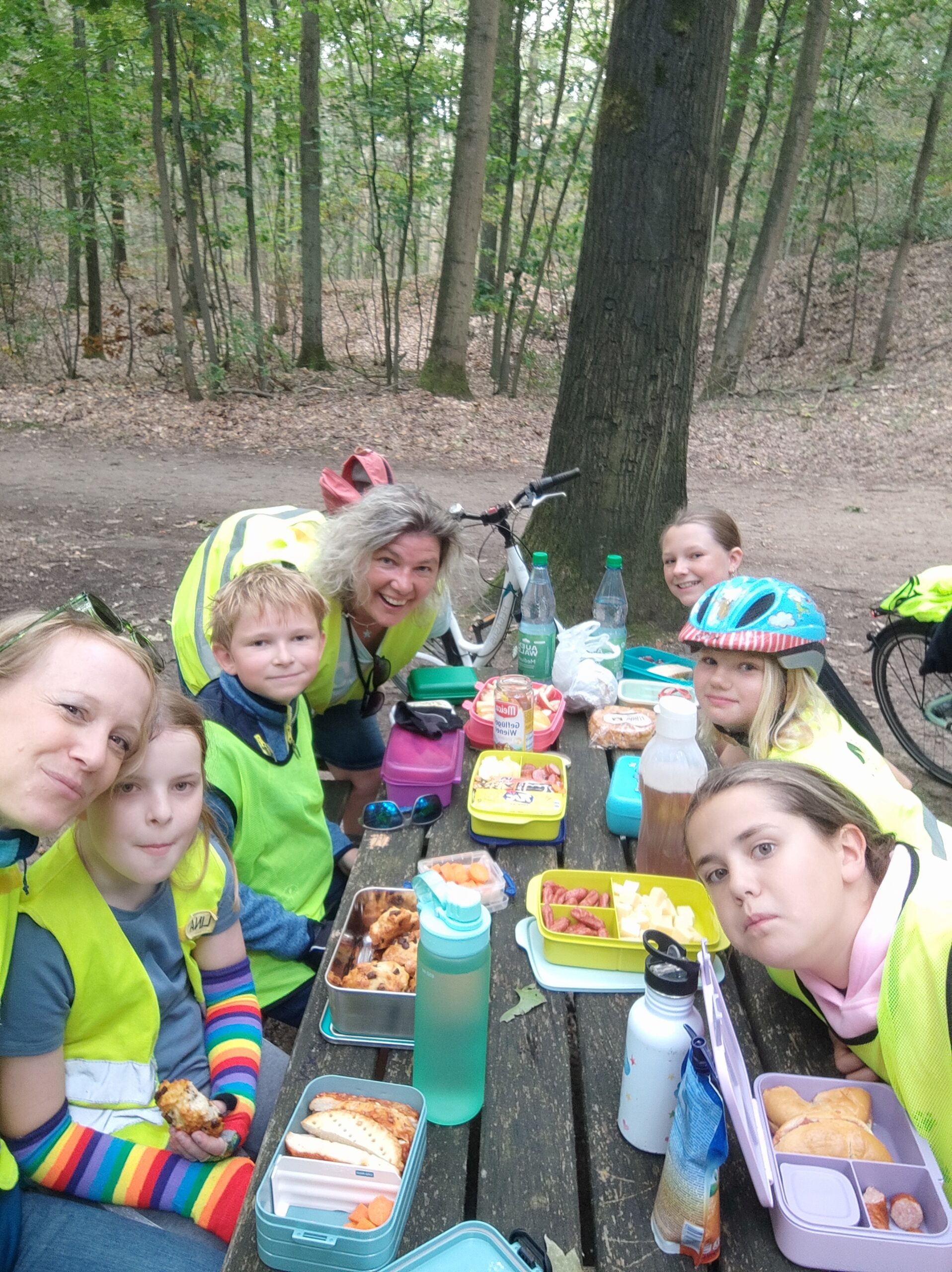 1000151410 Kinder beim Picknick