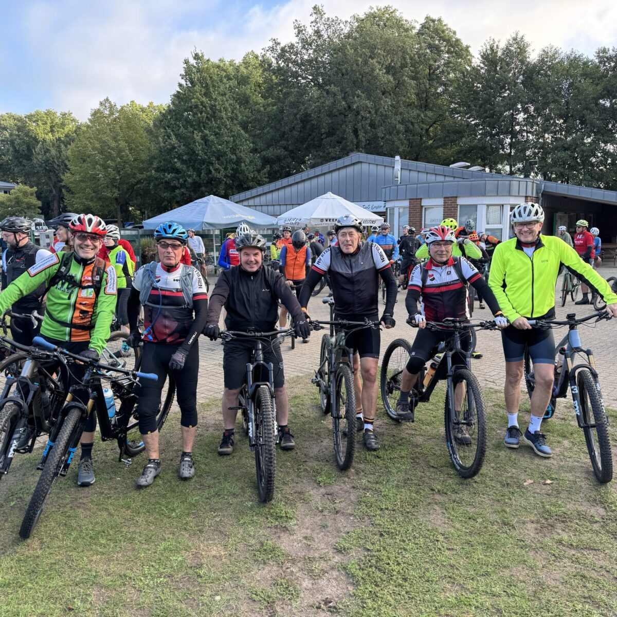 Sechs Männer vom RV Etelsen mit Mountainbikes