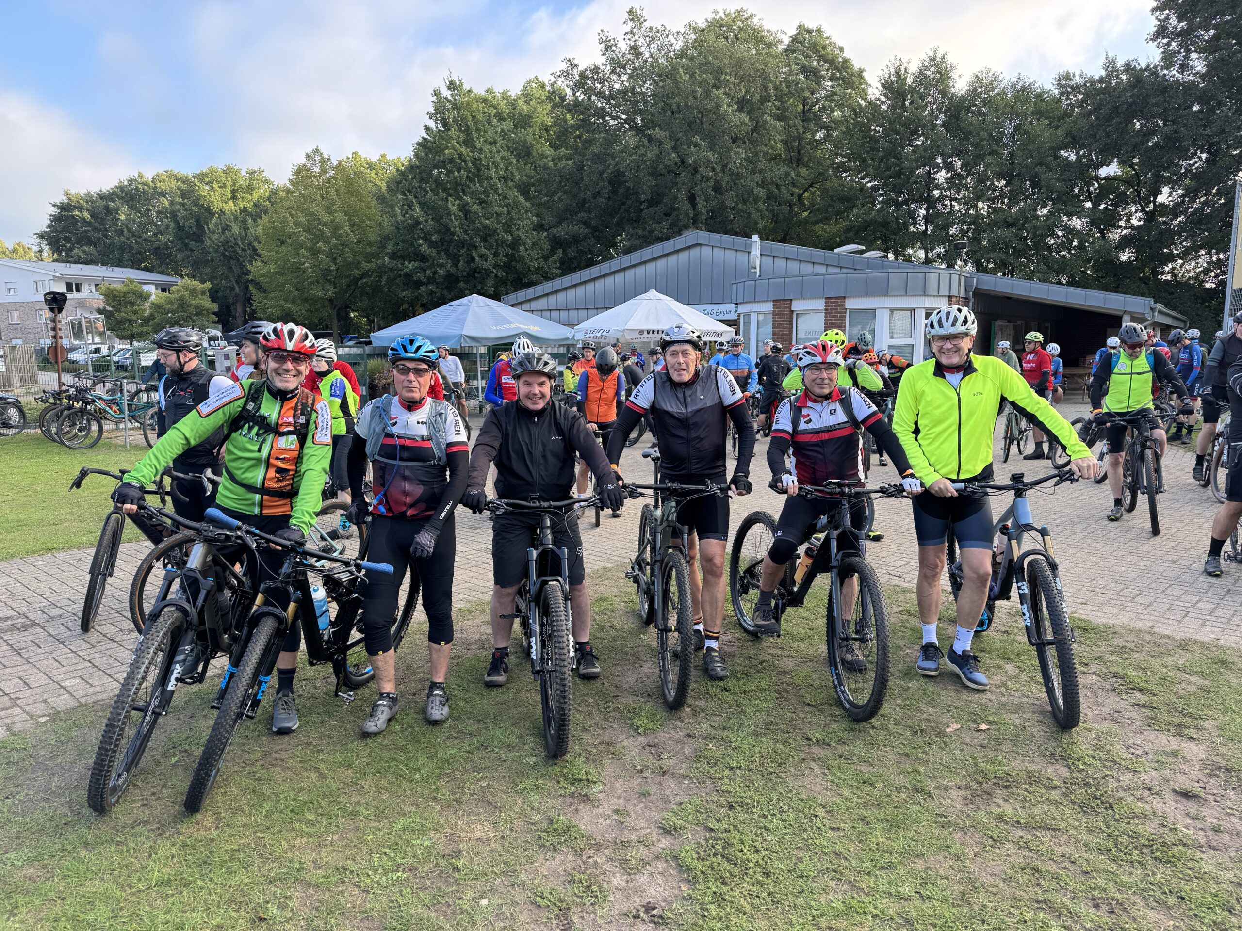 Sechs Männer vom RV Etelsen mit Mountainbikes